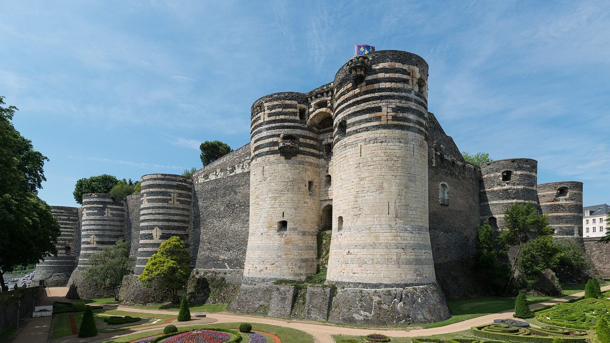 Le château d'Angers et ses tours, au bord de la Maine