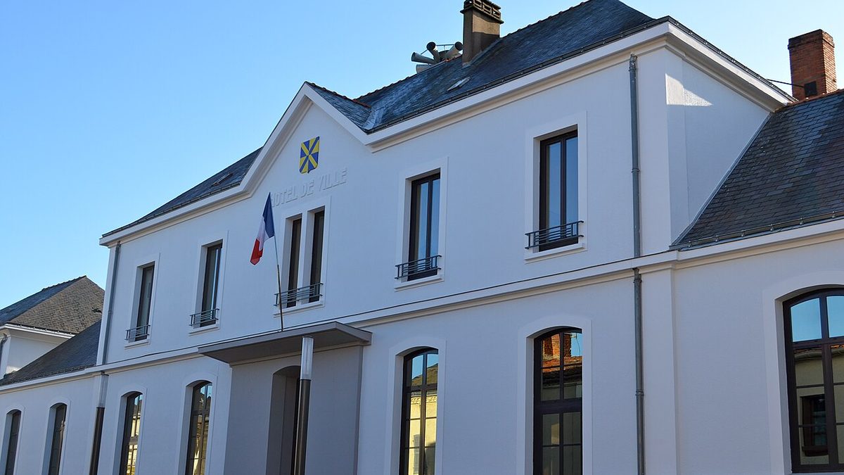 Beaupréau - Hotel de ville, à Beaupréau-en-Mauges