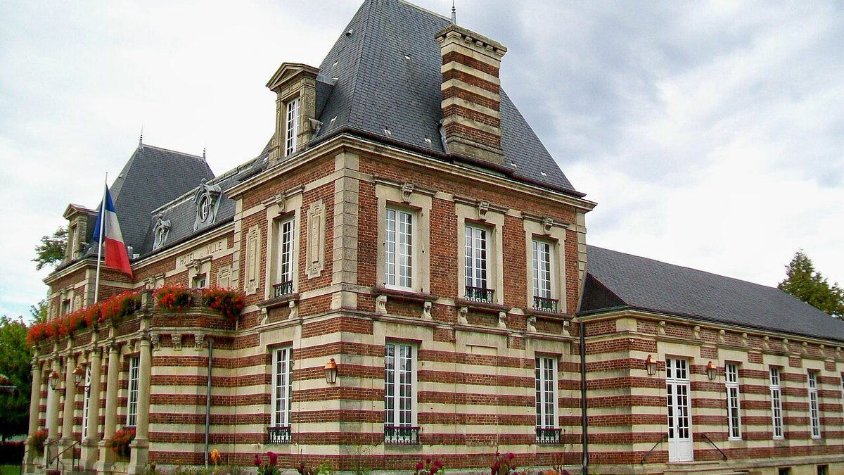 Crépy-en-Valois , Hôtel de ville, côté ouest et sud
