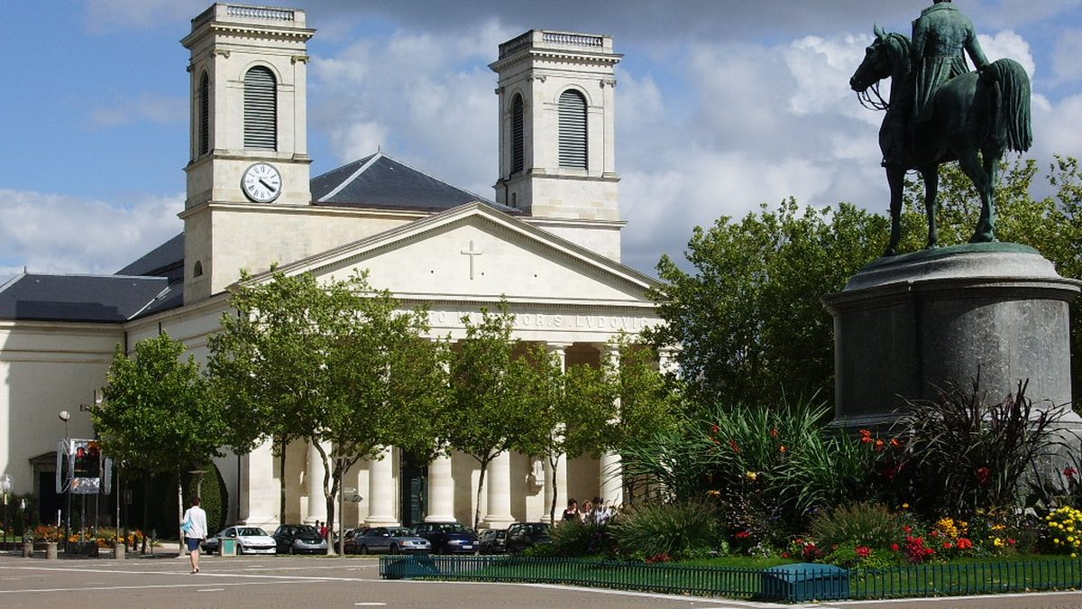 Place Napoléon Eglise Saint-Louis, à La Roche-sur-Yon