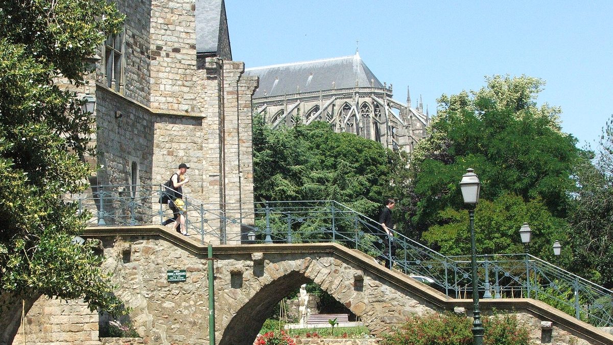 Vue Cathédrale Jardins Pierre de Ronsard, au Mans