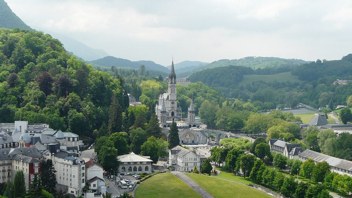 Lourdes basilique vue depuis château