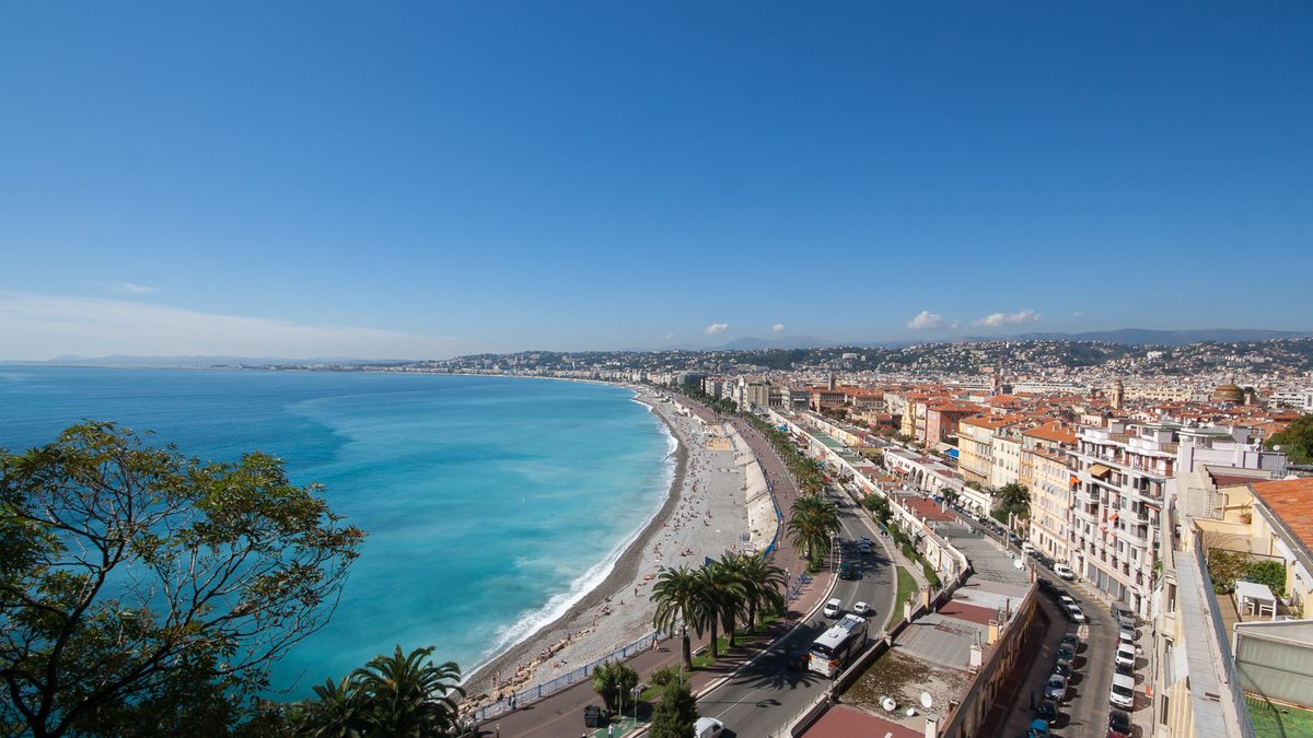 La promenade des Anglais et la baie des Anges à Nice