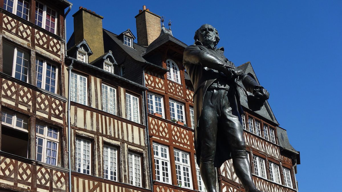 Rennes Place du Champ Jacquet Statue Leperdit Mars 2020