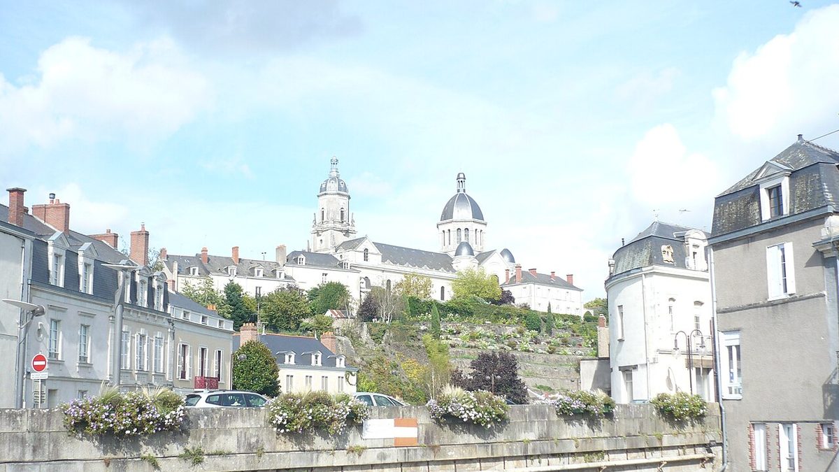 L'église de Segré vue depuis le vieux pont