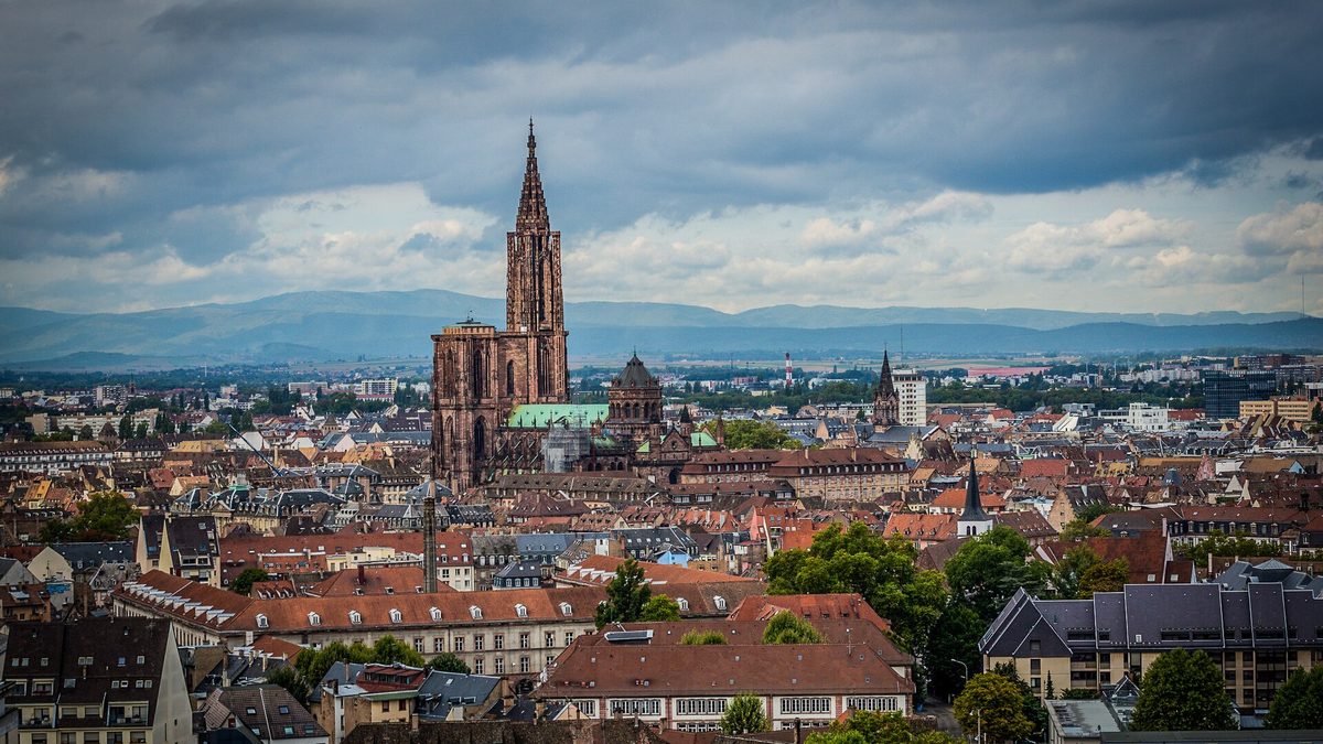 Vue aérienne de Strasbourg vers la cathédrale Notre-Dame
